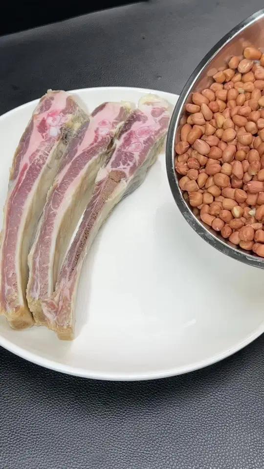 咸排骨蒸花生,好吃母根