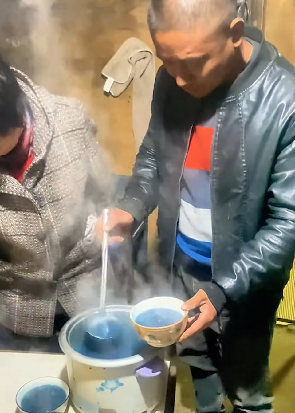 妈妈熬紫薯粥变蓝色儿子直呼“下药了”:当地水质偏碱性,加了醋后变回原色