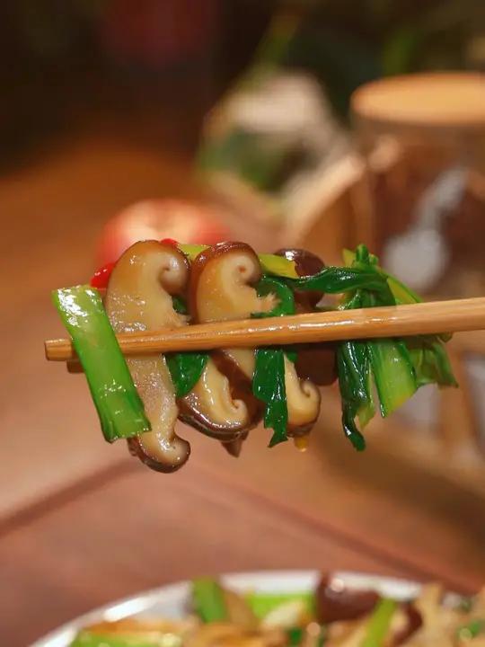 中秋节的餐桌不能全是大鱼大肉,学会这道青菜香菇做法简单又好吃 香菇炒油菜 家常菜