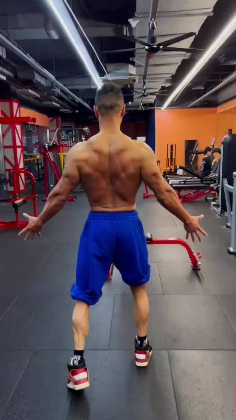 肌肉男饿背影你打多少分 微博户外运动节