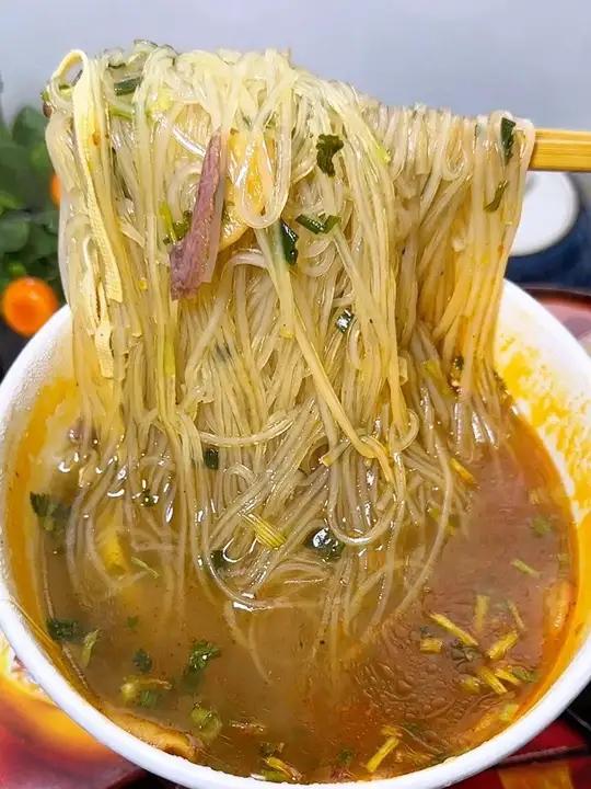 晚上饿了馋了就来一碗这个淮南牛肉粉丝汤,免煮免洗碗,真的方便又好吃啊!