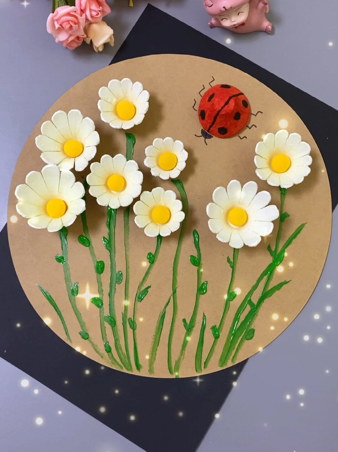 春天来啦,用鸡蛋托做一幅漂亮的小雏菊贴画