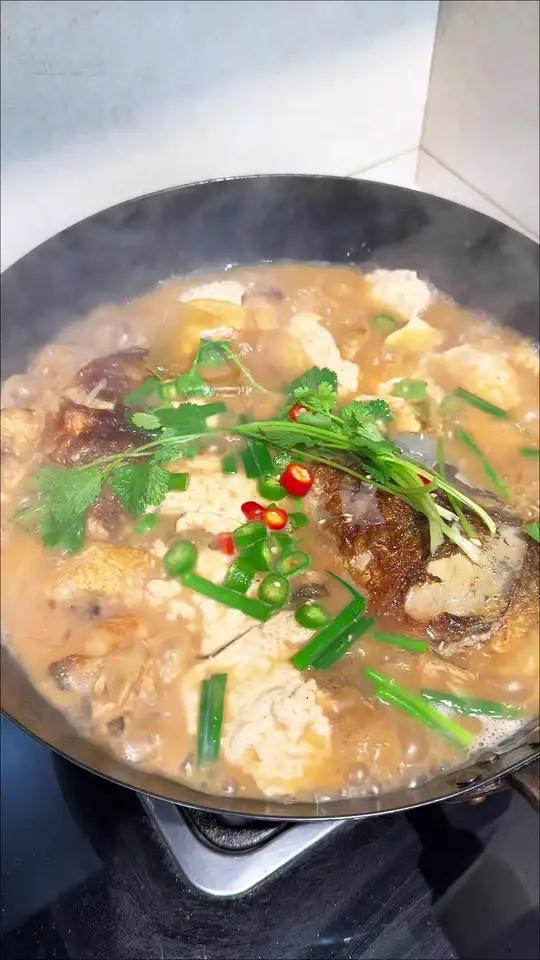 今天用鱼头炖了一锅柴火豆腐,简直比肉都好吃,满满的蜂窝眼,又香又入味