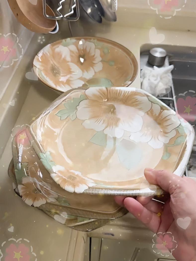这款山茶花青花瓷六角拼盘,6个盘子再配一个汤盆,怎么摆都好看,可以放进烤箱微波炉加热,六角