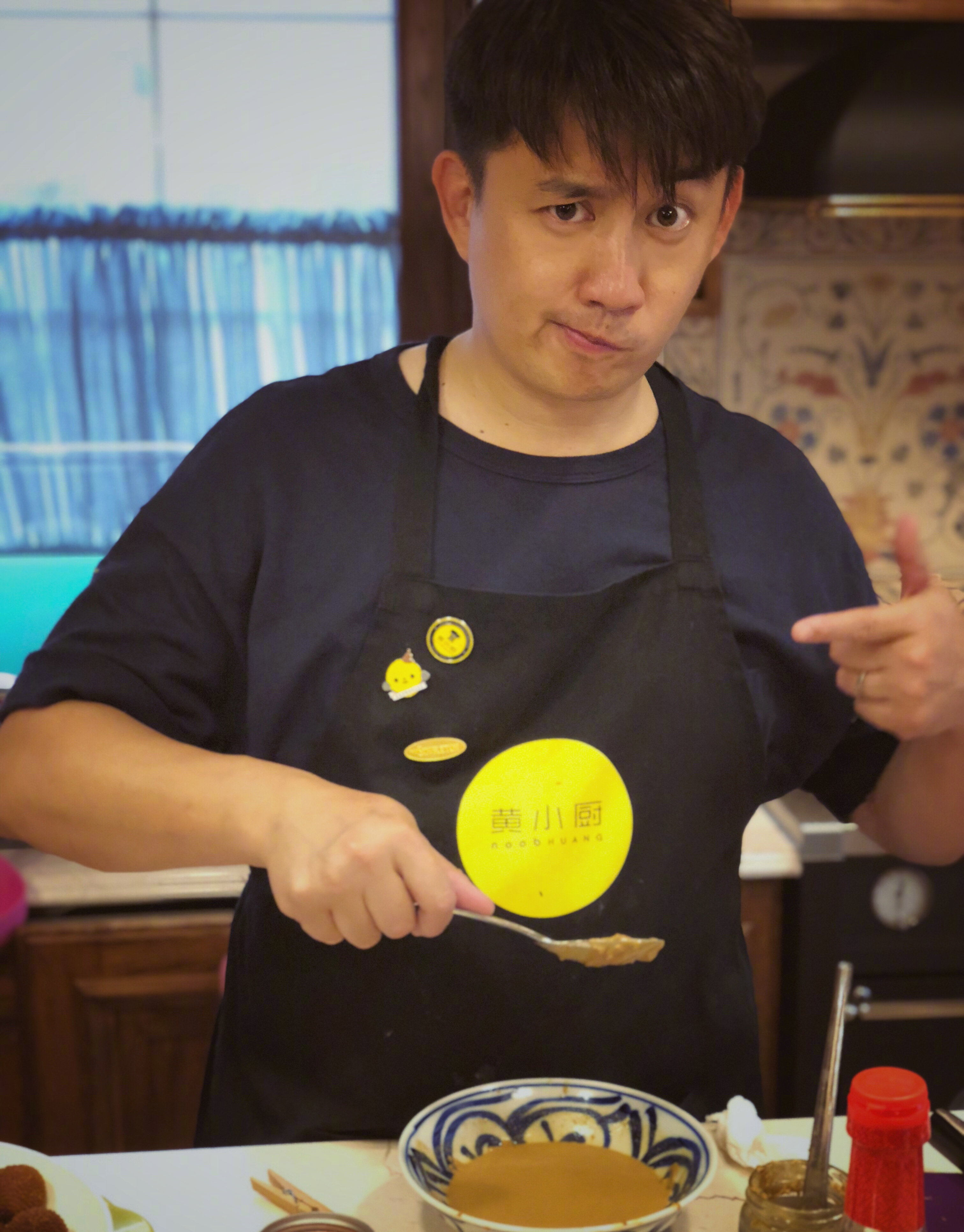 孙莉晒黄磊做包子视频,力证老公厨艺,黄磊戴手套和馅看着诱人