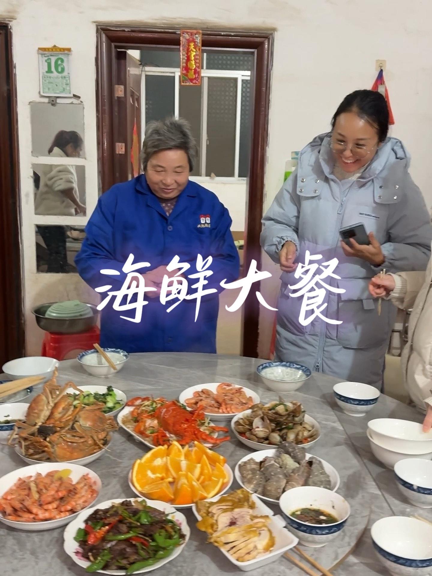 阿青做了一桌子海鲜大餐,跟办酒席一样,把干妈都看傻眼了 记录真实生活 农村生活 夫妻日常