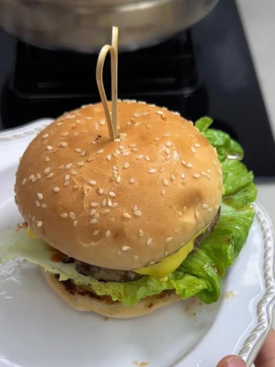 自制牛肉汉堡 厚厚的牛肉饼 一口就爆汁儿!