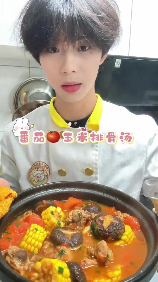 “大家好,本懒的番茄玉米排骨汤——又酸又甜又偷工!““炖煮看火?让灰太狼用尾巴扇风——“狼