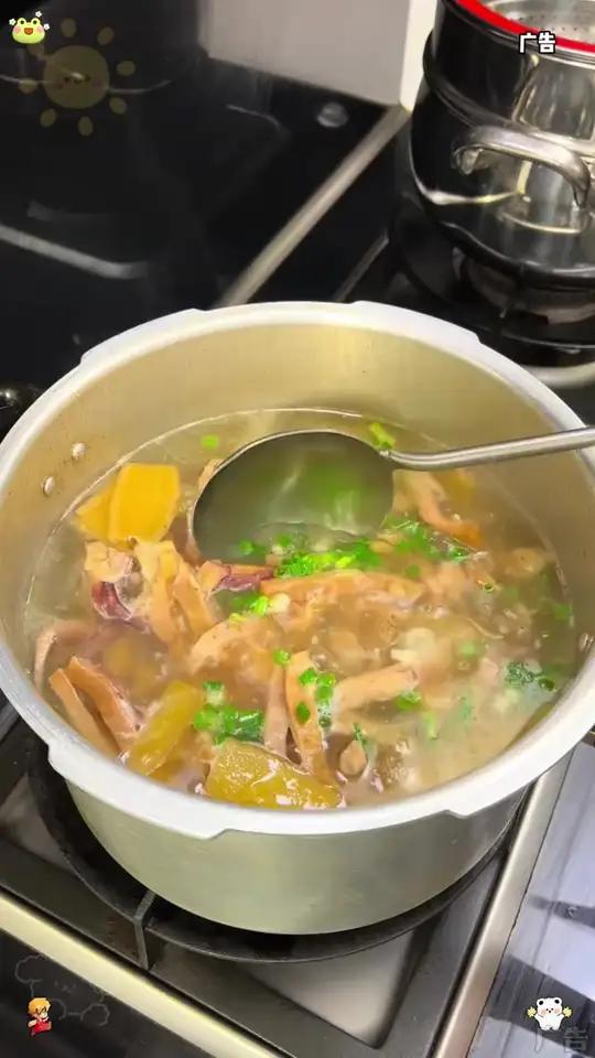 分享一到我们湖南人都爱喝的墨鱼排骨汤做法,做出来的汤味道鲜美,营养又好喝!