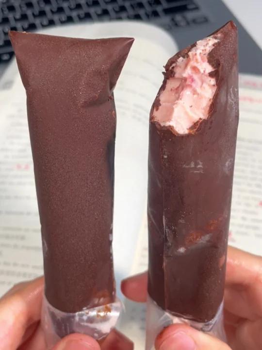 有塑料袋就能做出的巧克力脆皮冰淇淋!