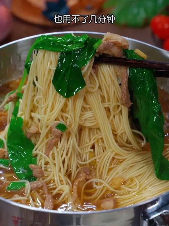 天冷了,孩子的早餐花5分钟做个榨菜肉丝面,营养好吃,小肚肚也 暖和