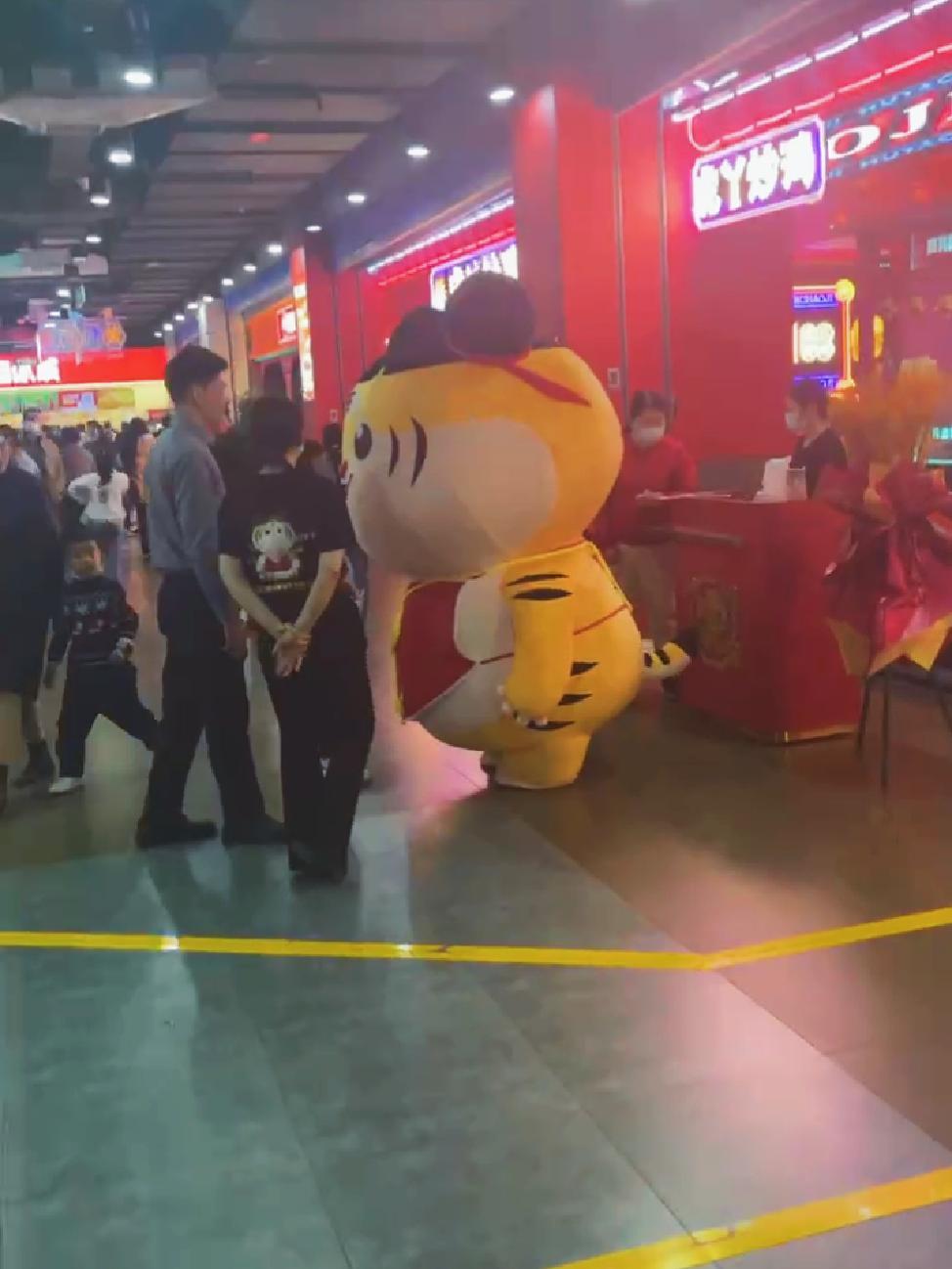 虎牙炒鸡吉祥物气模,人穿虎牙人偶气模