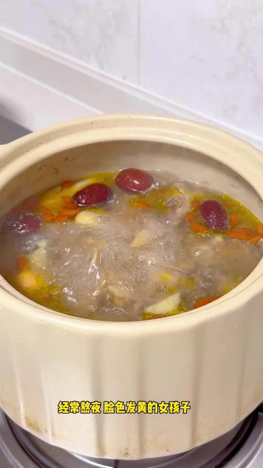 经常熬夜脸发黄试试西洋参黄芪老母鸡汤！