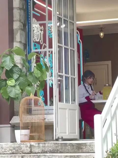 虞书欣坐着的时候肚子的肉好突啊……