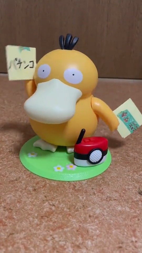 「新的致富道路」日本网友“しば”晒出了女友送给他的礼物:戒赌(柏青哥)可达鸭。据本人说法是