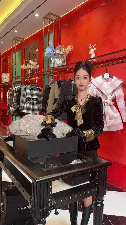 很喜欢圣罗兰的广告语:我爱你是真的,但你是自由的,纵然结局不如意,遇见便是上上签