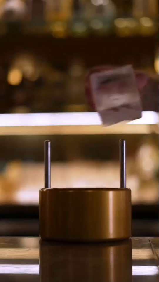 倒上一杯圆冰威士忌,可谓融合了视觉、听觉、嗅觉及味觉多重感官的相互融合,缓慢的释放出的可不
