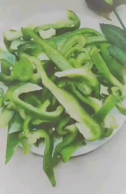 新手也可以轻松搞定的超级下「赞同」饭又好吃的菜椒炒肉丝 “小的时候最喜欢爸爸给我做的彩椒炒