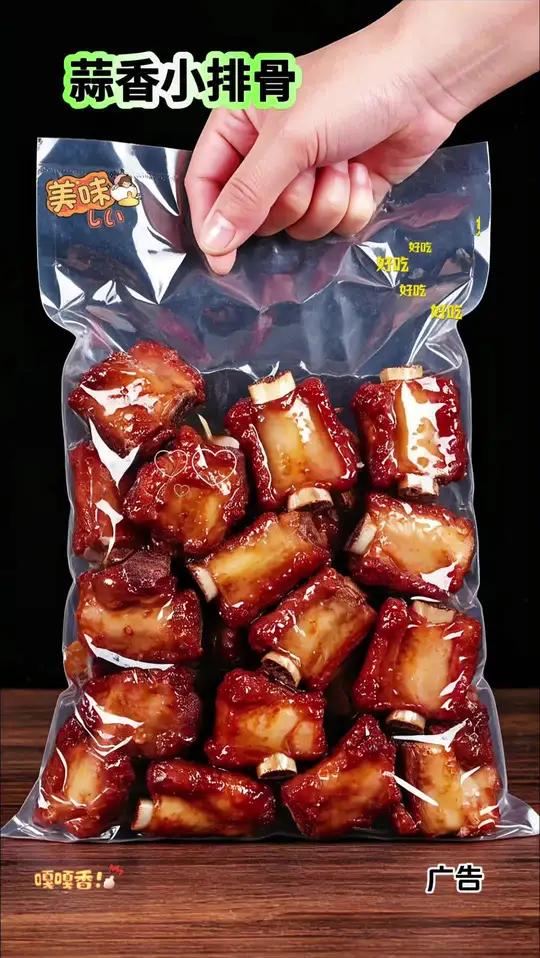 家人们,蒜香小排骨必须冲一波!精选优质排骨,切成大小均匀小块,经过精心腌制,蒜香充分融入每