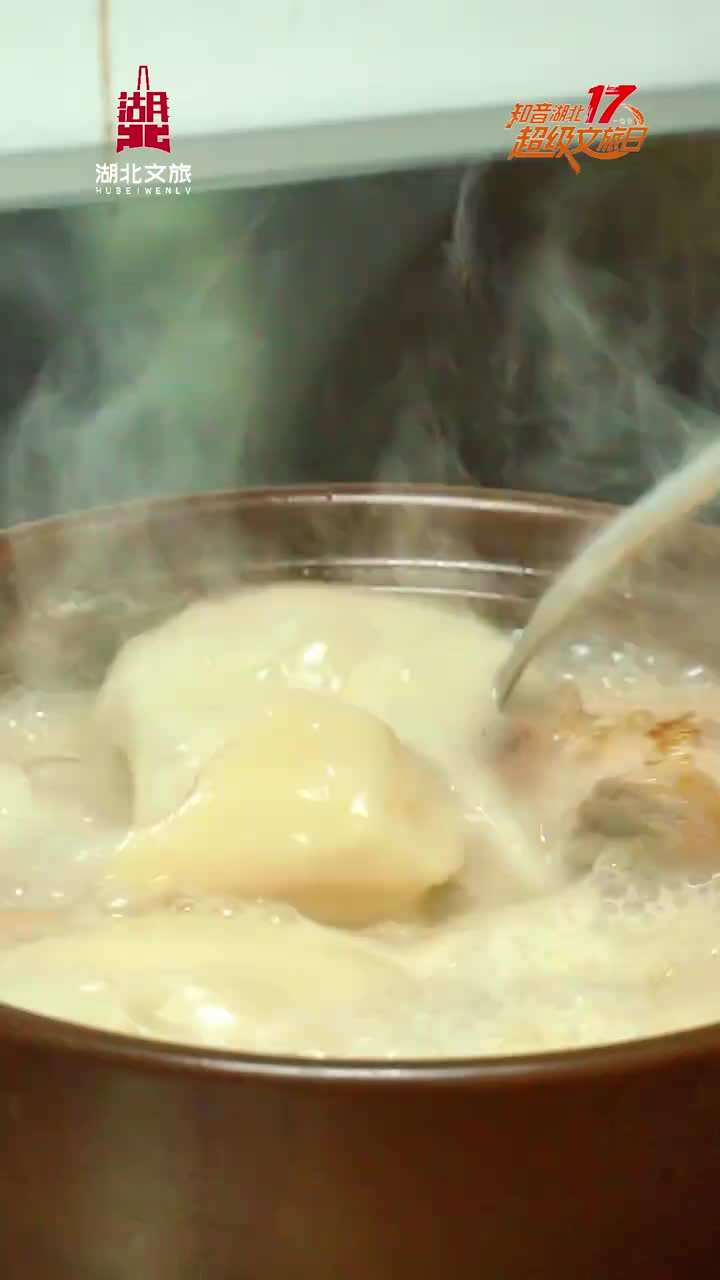 「视频」你们有多久没喝到家里那碗排骨藕汤了?排骨酥烂,粉藕拉丝,汤色醇厚