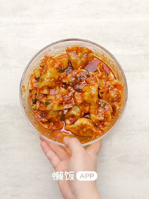 晚间分享「红油干拌饺子」酸辣过瘾,懒人版宵夜!学会这个底料,万物皆可干拌~做法:1.开水下