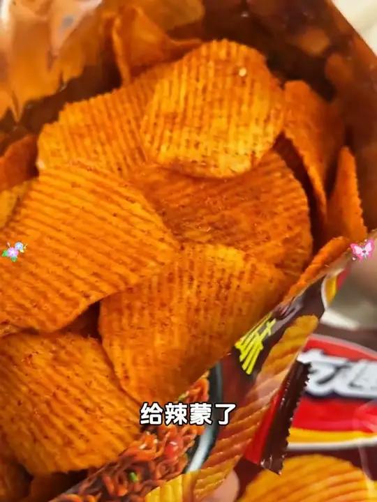 家的火鸡面味薯片真的巨香巨好吃！火鸡面粉料裹着薯片，一口下去又香又辣又脆的绝了！