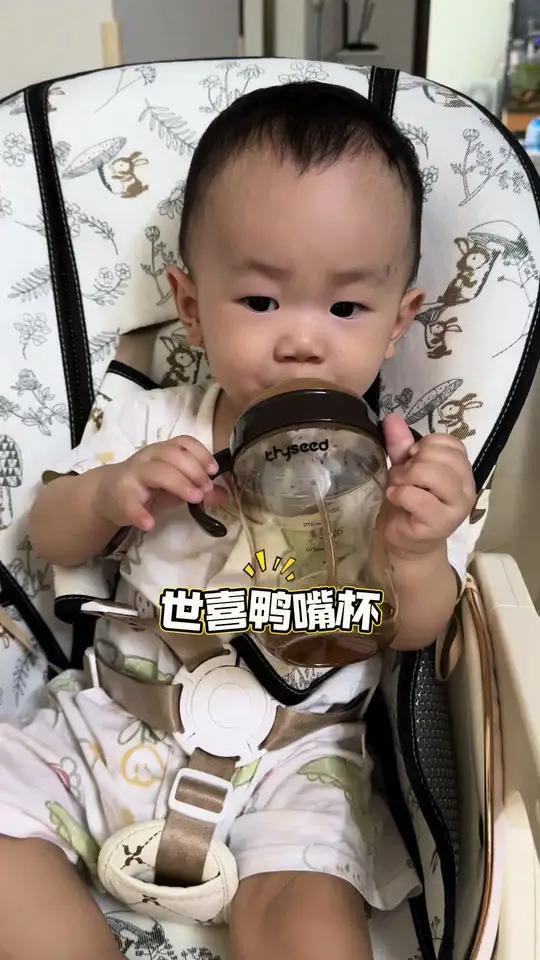 家里有六个月以上的宝宝赶紧去试试世喜鸭嘴杯自从用了这个鸭嘴杯宝宝喝水喝奶又快又多
