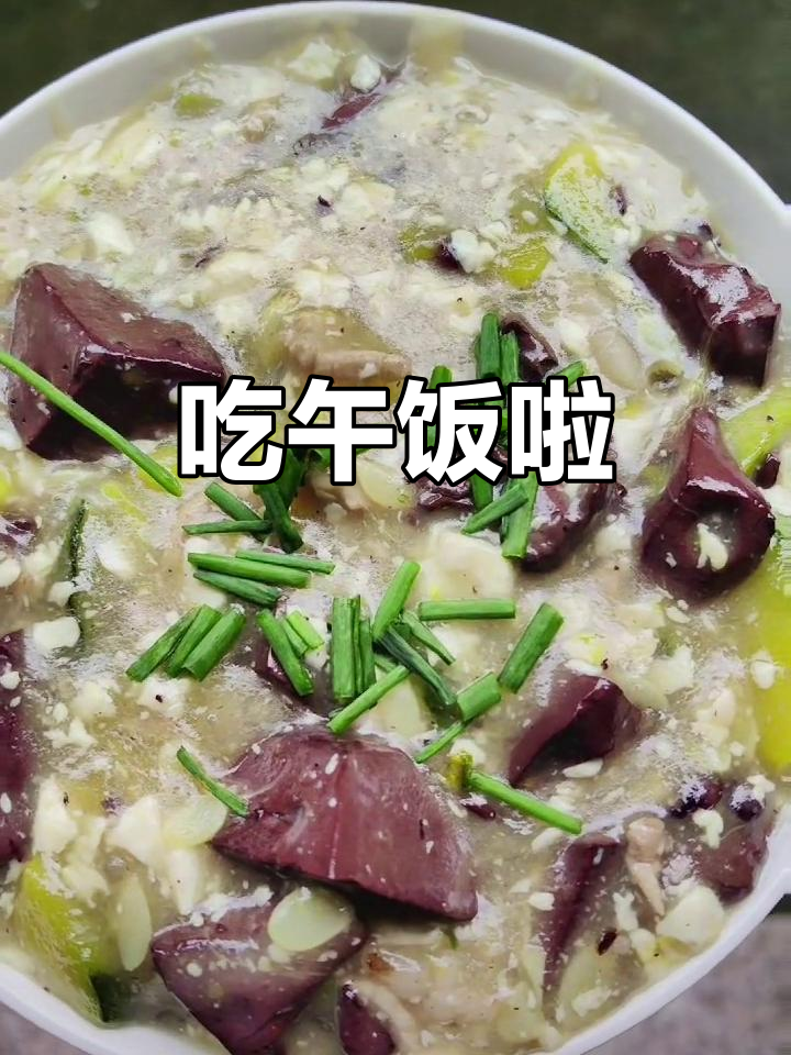 爸爸吃螺丝豆腐血,配腌菜炒荤菜,两碗饭吃得超香