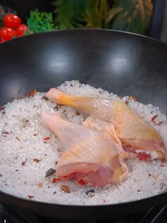 自从学会了这个古法盐焗方法,今天又做了这个正宗的盐焗鸡腿,咸香适中皮爽肉滑,太好吃了!
