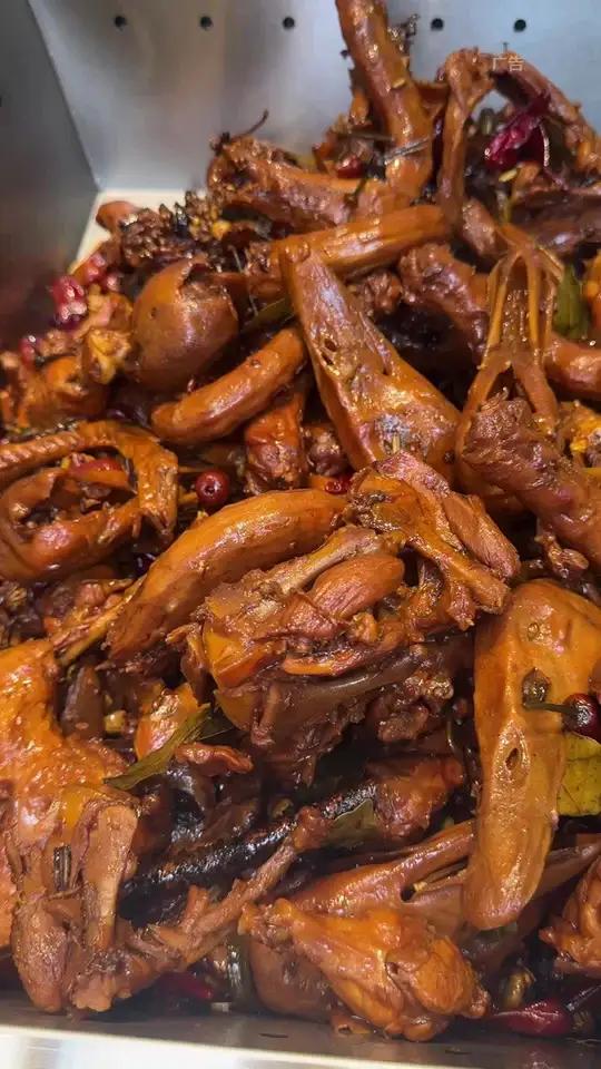 在三百山路合御福衢州鸭头新店开业,9.9到手鸭五件,有鸭头一个,鸭脖一个,鸭锁骨一个,还有