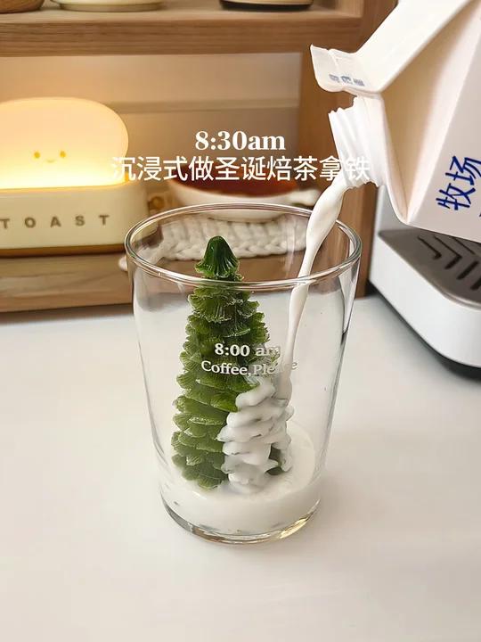 谁能拒绝一杯香醇丝滑的圣诞焙茶拿铁！