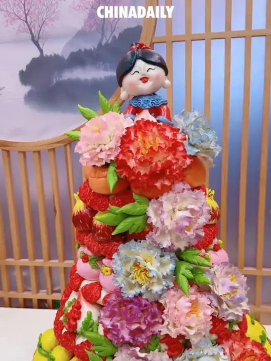 近日,山东潍坊,女子制作牡丹花馍栩栩如生。网友:山东人真把花馍做出了花,高手!