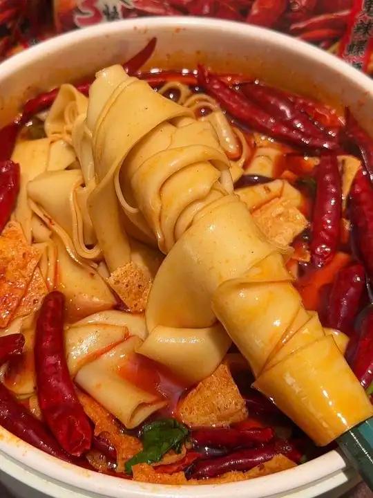 爱吃杨掌柜粉面菜蛋的 一定要试试他家新品魔鬼辣螺蛳宽面 超级劲道爽滑 搭配上清爽的灯笼辣椒