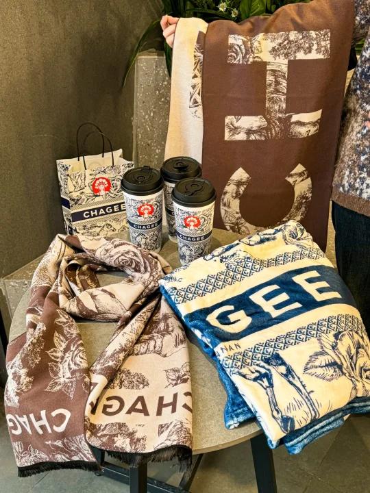 喝个奶茶被路人问了800遍怎么拿的周边……