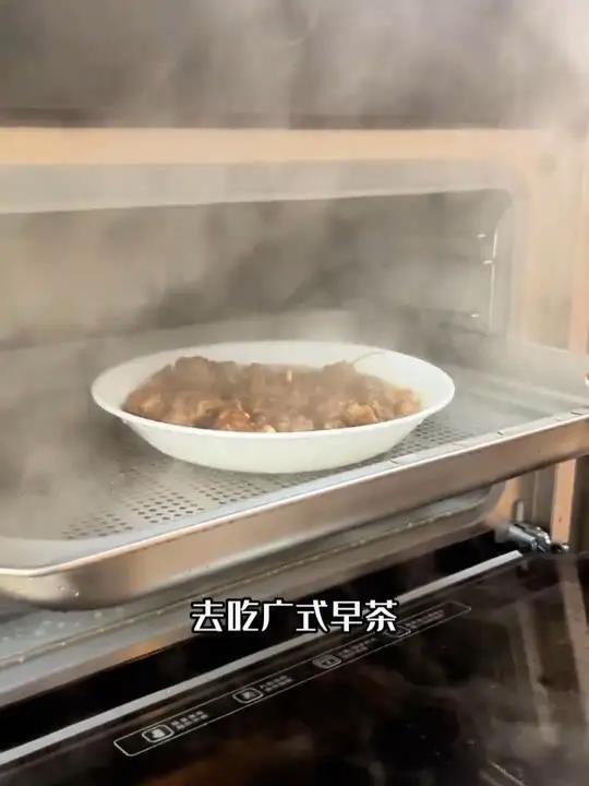 每次去吃广式早茶,豉汁蒸排骨是少不了的,在家如何做好这道菜,排骨怎么清洗,蒸多久,才会软嫩