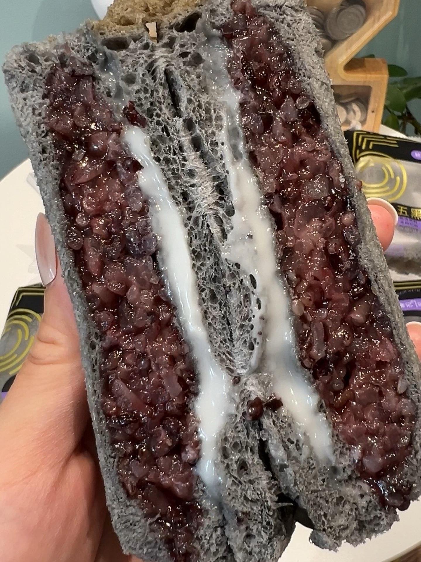 黑米三明治低热量,好吃还新鲜,仙女们不要多买,一箱吃完再买,因为都是现做现发 紫米面包 粗