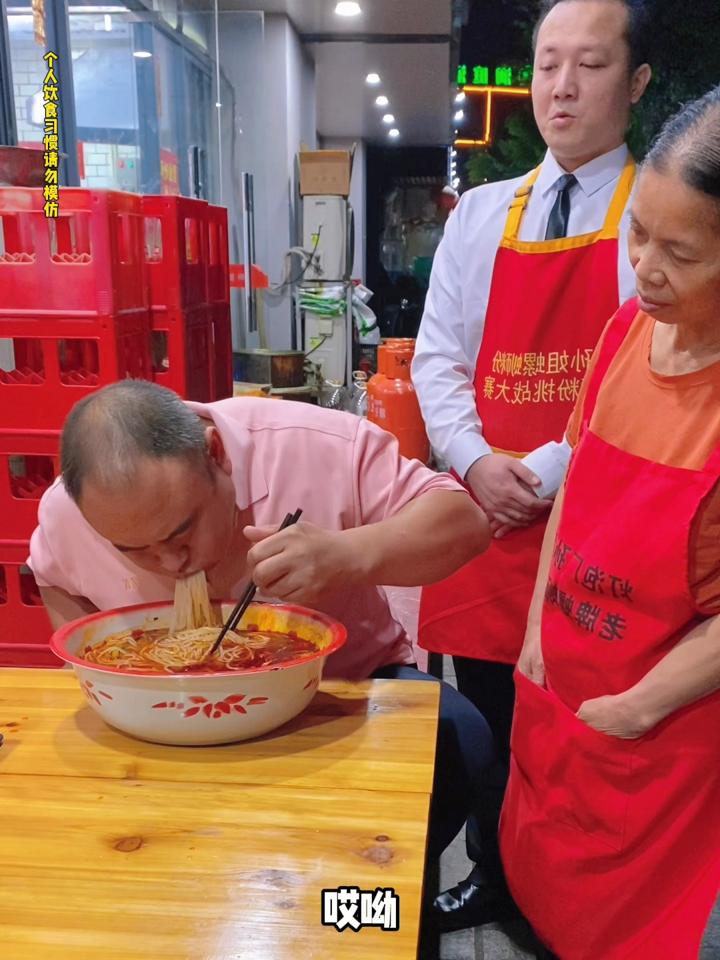 他不愧是河北大胃王,挑战8两螺蛳粉竟然还能打破纪录?