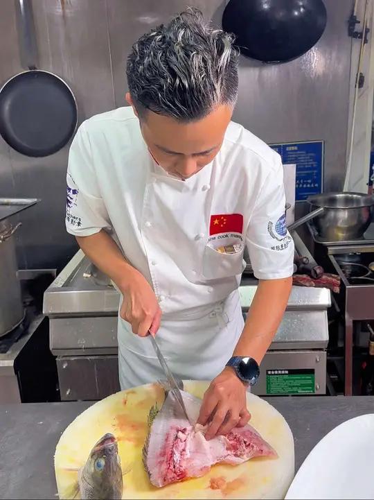 金丝蒜香鲈鱼 以下是金丝蒜香鲈鱼的制作过程:食材主料:鲈鱼1条(约750克)。配料:生姜1