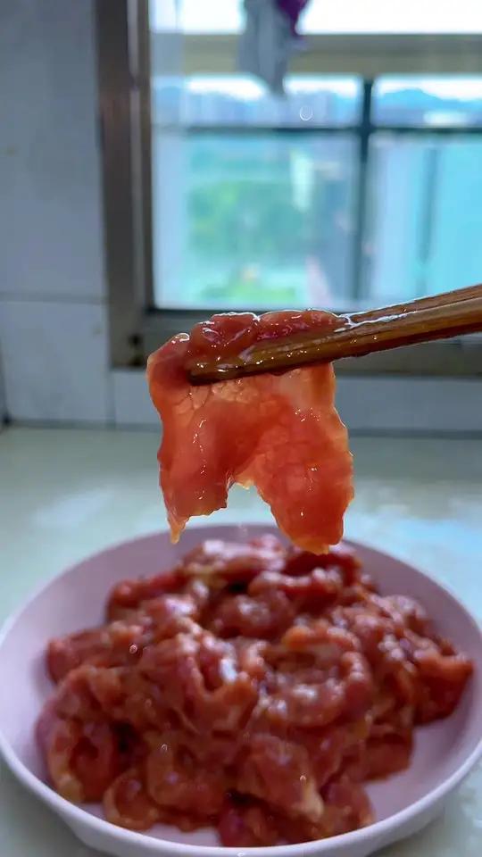 腌牛肉切记不要放料酒和盐,像我这样腌制,牛肉不干不柴!