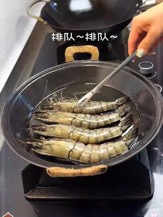 超大黑虎虾 黑虎虾、肉质紧实，味道鲜甜，没吃过的朋友可以尝尝 海鲜美食