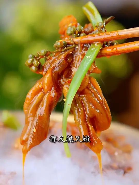 &&没有三角骨、鸡胗、翅尖，就只有贡菜和无骨鸭掌！一口一个，好吃到舔手指！