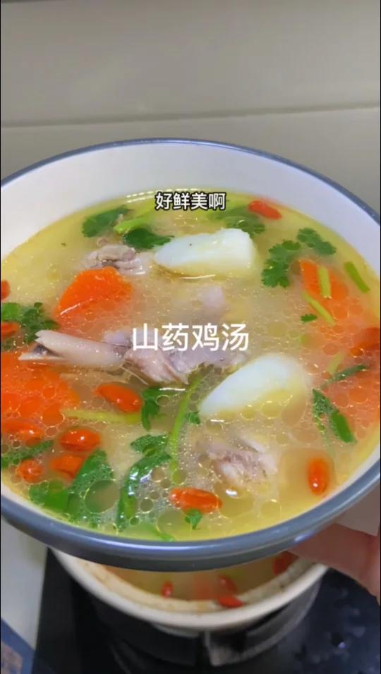 我喜欢隔三差五的炖各种汤来喝,现下正值春分,肝气旺、肾气微,正适合来一碗山药鸡汤,有助肾补