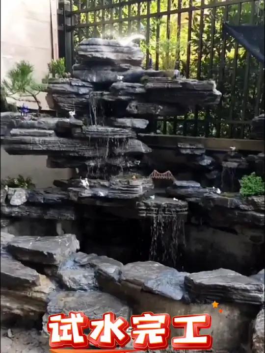 嗨喽大家好,我们是做园林假山喷泉景观厂家,今天和大家分享的是一座小型黑千层石假山,施工地