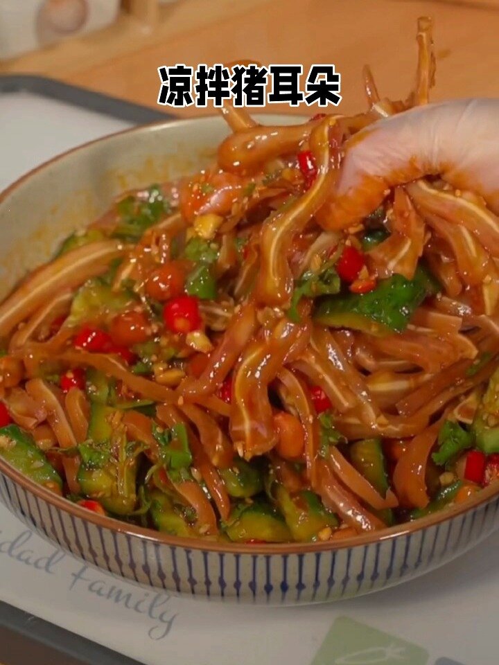 过年家里来客人必做的凉拌菜凉拌猪耳寓意顺风又顺水做法简单还好