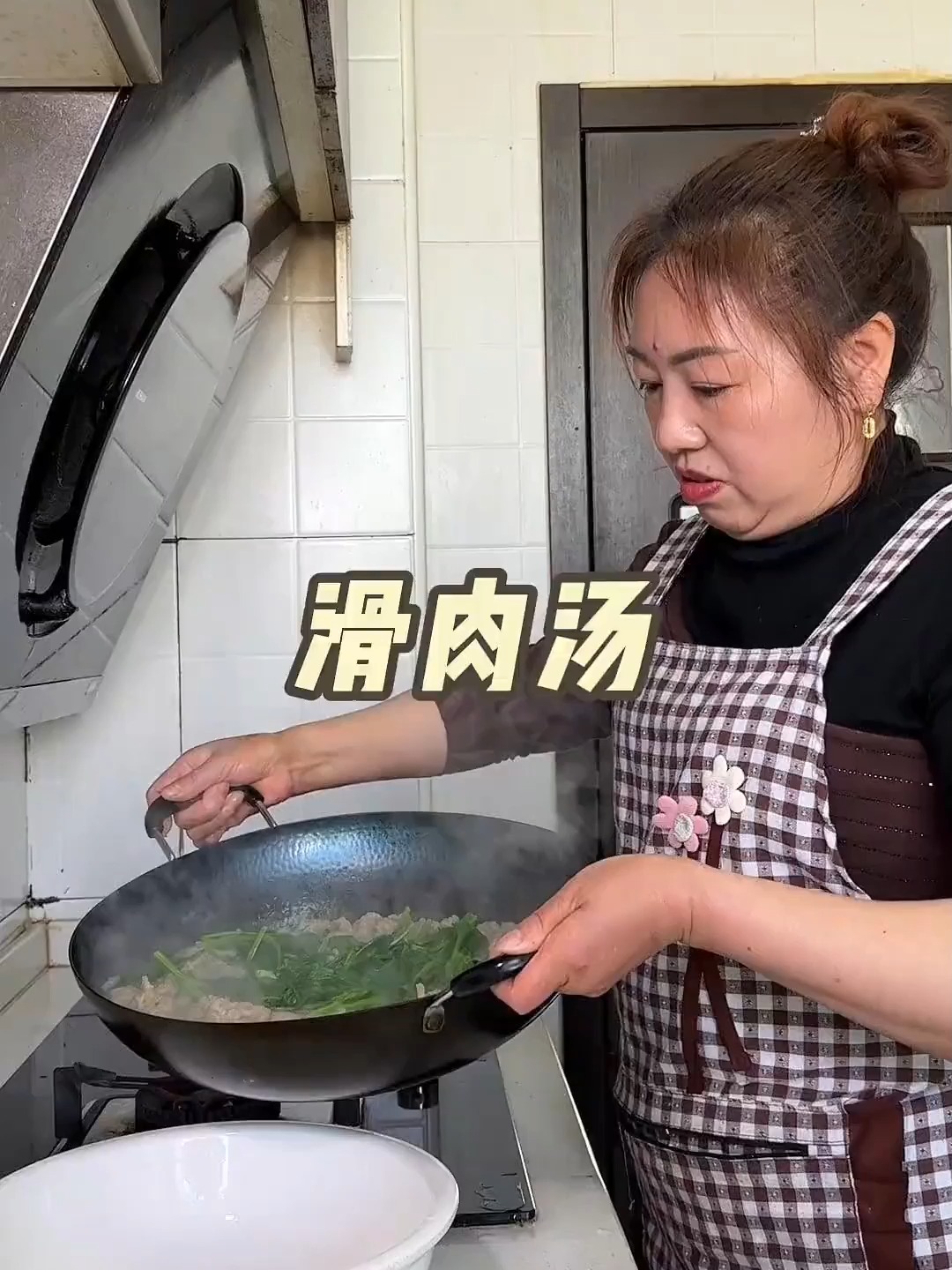 985老公被裁员后,婆婆做的豌豆尖滑肉汤,正宗的川渝特色菜!