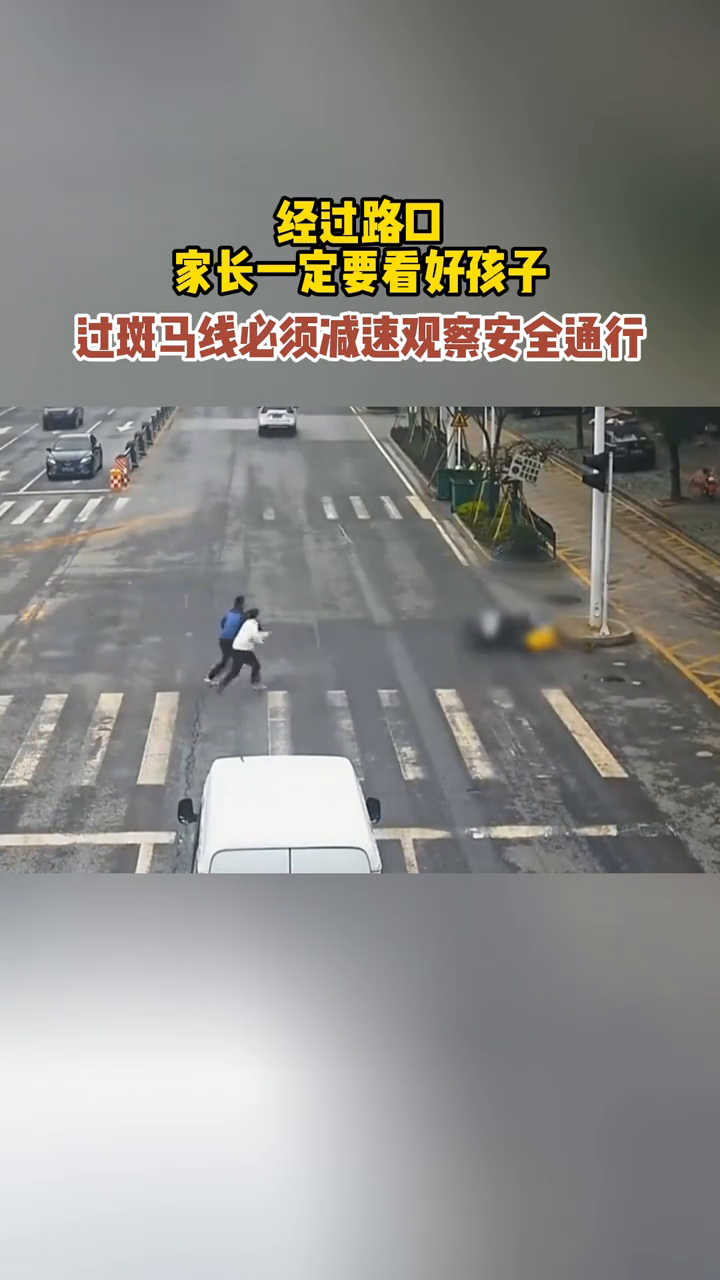 外卖小哥撞上滑板车小孩,家长眼看孩子被撞……