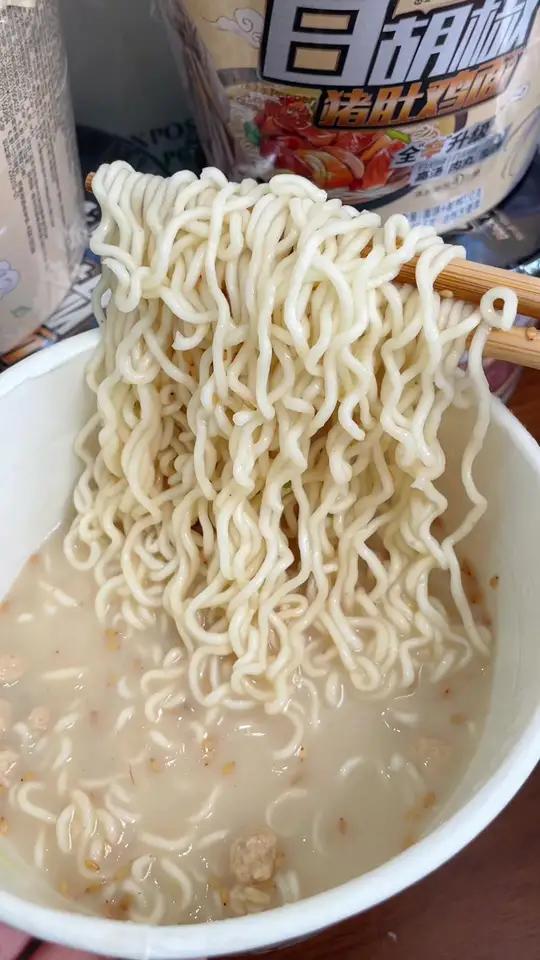 半夜饿了,就是特别喜欢来一桶康师傅白胡椒猪肚鸡面味道鲜香浓郁,面条筋道爽滑,高汤特别鲜美好