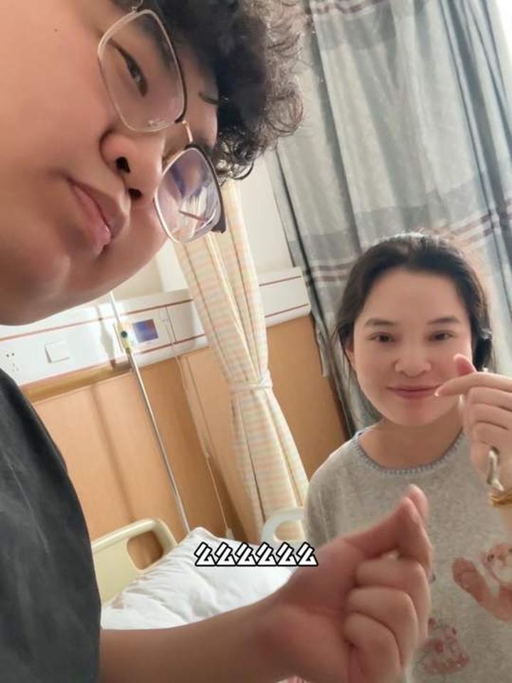 老公生日，原本计划吃大餐，临时在医院小庆祝