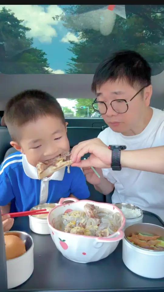 80后老父亲给二年级小学生送饭第180天 没有人家学校食堂的豪华午餐,今天午餐吃酸菜炖大骨