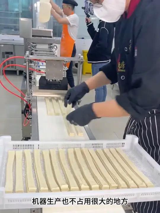 油条小作坊用机器做这样做,标准美味,干净卫生 工厂实拍视频 食品机械设备 自动化生产线 油